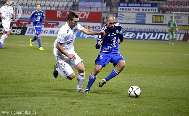 Michal Vepřek v souboji s obranou Slovácka. Ve středu musí Sigma hlídat hlavně loučícího se Doška.