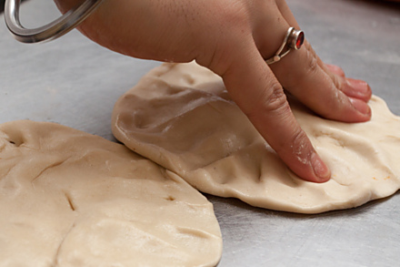 a indický chléb naan, který by neměl na stole nikdy chybět.