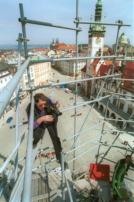 Pro dobrou fotku vyleze kamkoliv. Někteří by se klepali strachy, ale Galgonek vidí záběr a jde ho udělat. Takhle si nenechal v roce 2001 ujít opravu sloupu Nejsvětější Trojice. Vrchol  jednoho ze symbolů města vyfotil pěkně zblízka.