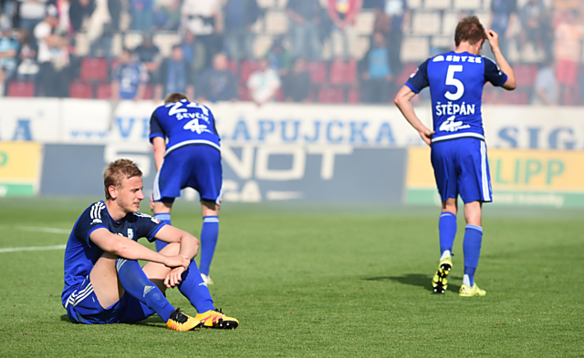 Zklamání. Hráči Sigmy klečí po vítězství 6:0 nad Teplicemi na trávníků. Fotbalového bycha začali honit pozdě.