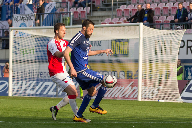Michal Ordoš si v utkání se Slavií Praha kryje míč před Hušbauerem.