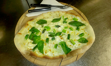 Venkovská pizza s chřestem a kozím sýrem