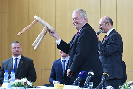Prezident Miloš Zeman navštívil 19. května v rámci třídenní návštěvy Olomouckého kraje Střední průmyslovou školu Hranice a besedoval s tamějšími studenty. Jako dar od žáků školy dostal dřevěnou stoličku. Na snímku vpravo je ředitel Ivan Doležel.