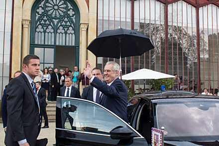 Miloše Zeman zdraví občany při příjezdu do zámeckého parku.