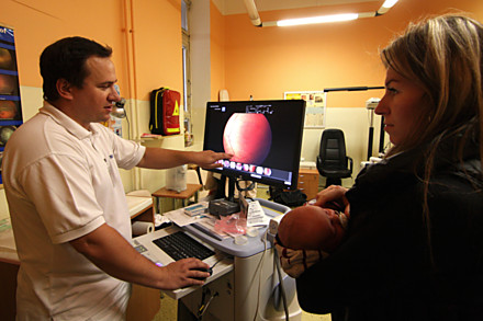 Pouze čtyři novorozenecká pracoviště v zemi jsou vybavena retinokamerou - přístrojem pro velmi citlivé odhalení závažných očních onemocnění u nezralých dětí. Olomoucká nemocnice je díky projektu jedním z nich.