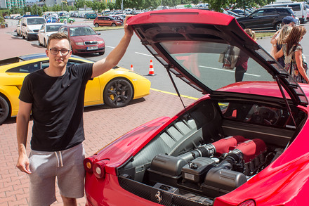 Jan Utěšený ukazuje motor, v němž se schovává pět set koní. Slušná kavalerie! Zrychlit z nuly na sto dovede za čtyři sekundy.