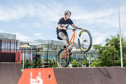 Před Šantovkou vyrostl areál pro bikery. Mohou si tu užívat na kolech i koloběžkách, vstup je zdarma. Dráhy si pochvalují i profesionální jezdci.