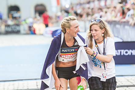 Eva Vrabcová-Nývltová, nejlepší česká běžkyně celkové šestá krátce po doběhu.