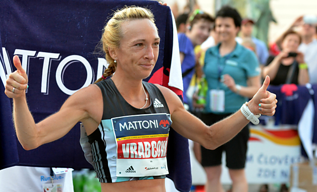 Eva Vrabcová-Nývltová po doběhu půlmaratonu v Olomouci. Nevypadala tak unaveně jako většina závodního profesionálního i amatérského pole.