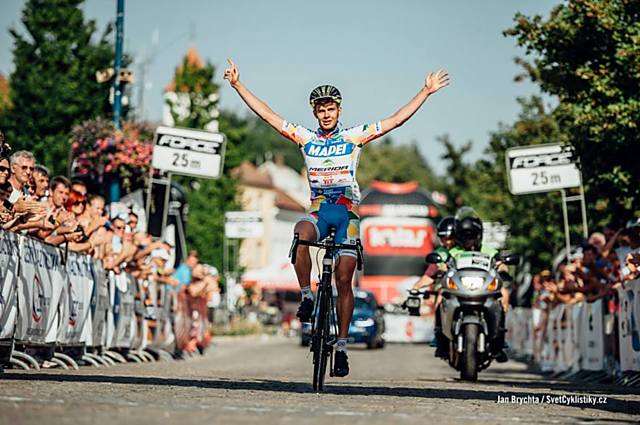 Jakub Otruba a jeho vítězné gesto na sobotním závodě MČR a SR v Kyjově.