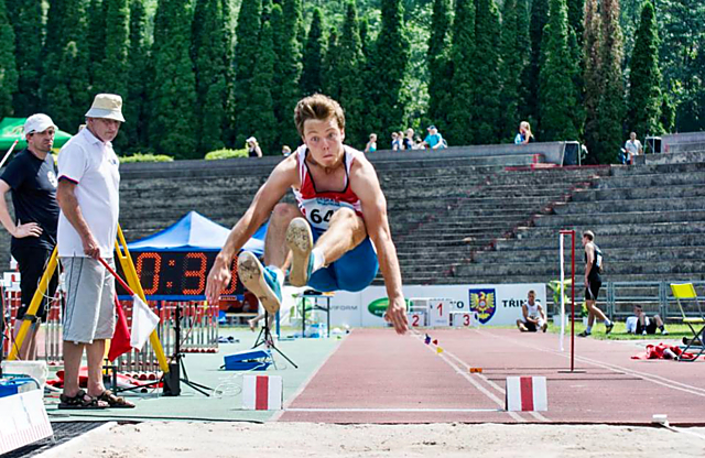 Zlato vybojoval v trojskoku junior Tomáš Janeček.