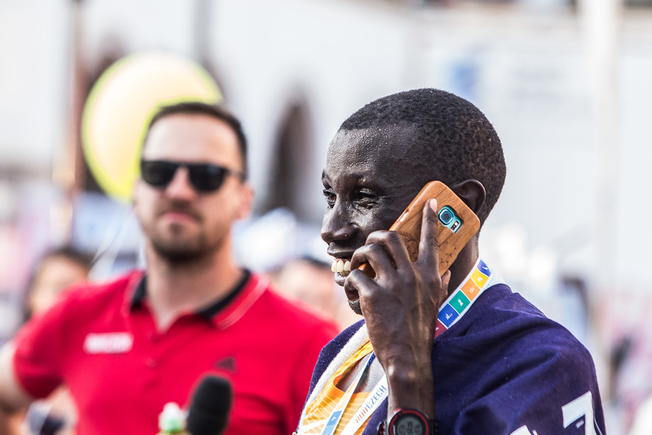 Miláčku, tak je to doma, telefonuje vítěz olomouckého půlmaratonu Stanley Biwott ještě zbrocen potem přímo z cílové rovinky. Svým soupeřům utekl o několik minut.