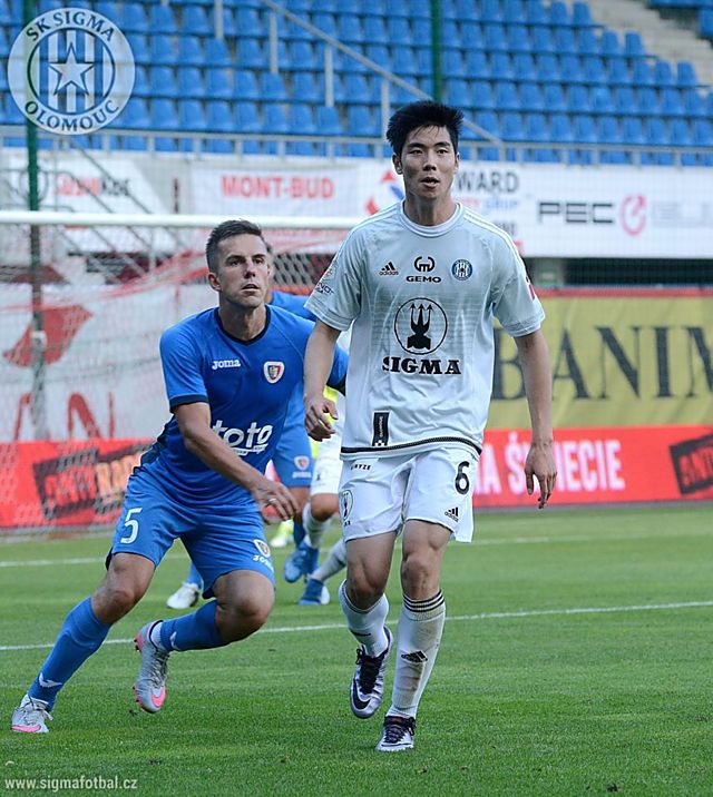 Yi-Young Park nastoupil v dresu Sigmy ve druhém poločase.