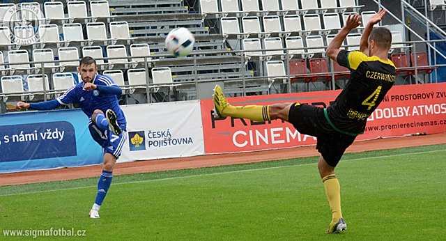 Lukáš Buchvaldek centru do pokutového území v utkání Sigmy Olomouc s GKS Katowice.