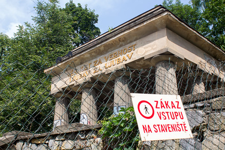Po letech začala rekonstrukce zchátralého mauzolea v Bezručových sadech. Opraví ho město, finančně se na projektu podílí i ministerstvo obrany. Přestože jsou v hrobce uloženy ostatky 1200 jugoslávských vojáků, z Balkánu na opravu neposlali ani korunu.