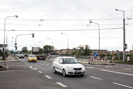 Začala uzavírka poloviny mostu na Velkomoravské. Potrvá až do února. Řidičům se doporučují pevné nervy. Nebo jiná trasa.