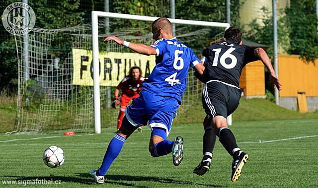 Jakub Plšek v souboji s obranou Holešova v pohárovému utkání, které Sigma až na proměňování tutovek s jistotou.