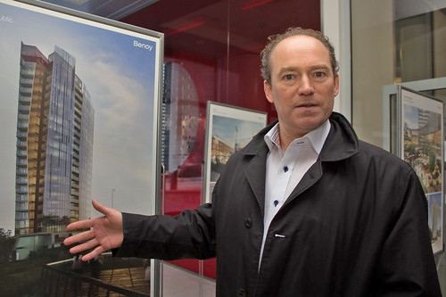 Podobu kontroverzního věžáku navrhl britský architekt Robert Bishop.