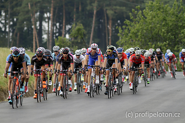 Trasa závodu vede i v okolí Bouzova, kde to cyklisty také hodně bolí.