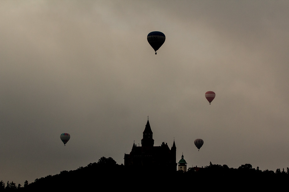 Páteční ranní romantika nad Bouzovem. Do vzduchu se společně vydalo šestadvacet balonů.