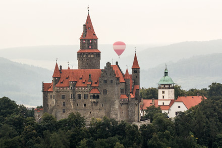 V okolí Bouzova se fiesta letos koná už pošestnácté. Balony tu návštěvníci uvidí až do neděle.