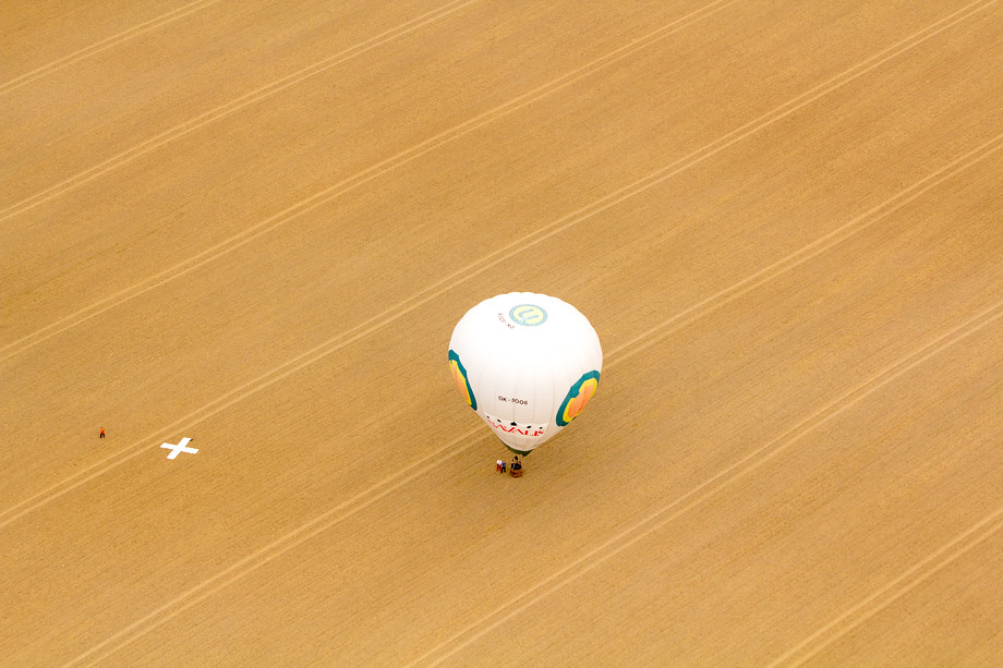 Oblíbené zpestření - Hon na lišku. Tou je jeden z balonů. přistane na libovolném místě a vyznačí kříž. Každý balon má praporek s číslem. Komu se ho podaří vyhodit nejblíž ke značce, vyhrál.