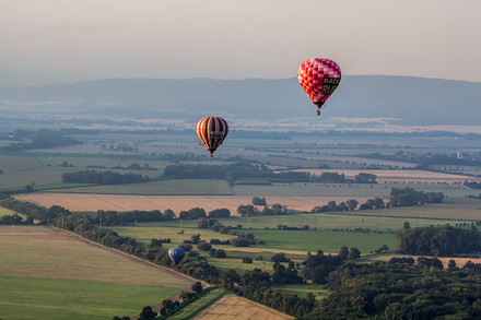 Balony unáší podvečerní vítr ke Šternberku.