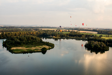 Balony nad vodou.