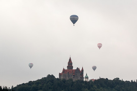 Balony nad Bouzovem. Z věže mává princezna Arabela, na snímku ale bohužel není vidět.