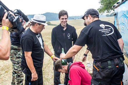 A nakonec křest těch, kteří letěli poprvé. V tomto případě je mezi balonáře uveden reportér Novy.