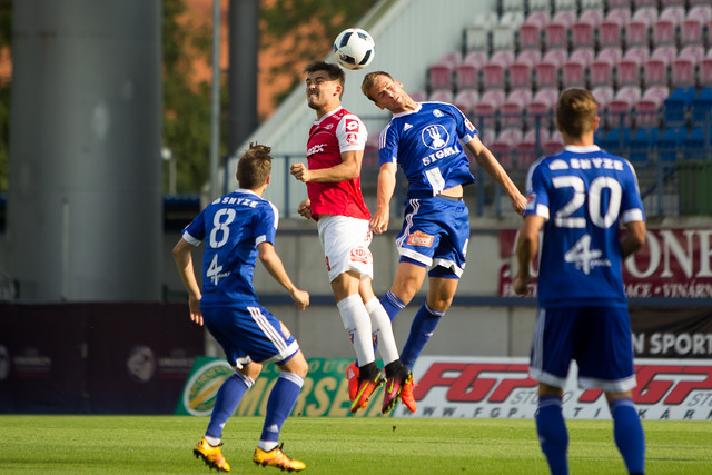 Jakub Habusta v hlavičkovém souboji s hráčem Pardubic.