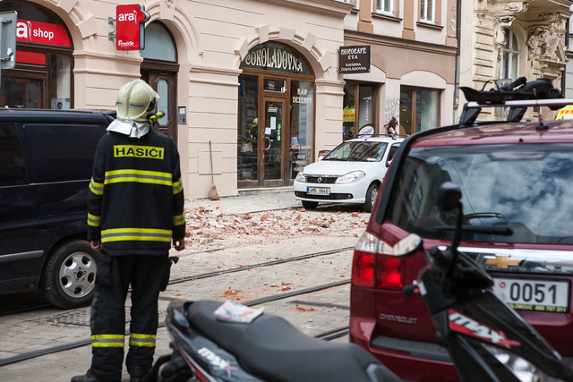 Při události se zranili tři lidé. K podobným pádům přitom došlo už dvakrát. V roce 2011 se zřítila část zdi v ulici 8. května a zabila starší chodkyni. O rok později spadla několikatunová střešní zídka z polikliniky SPEA. Rušným místem tehdy naštěstí nikdo neprocházel.