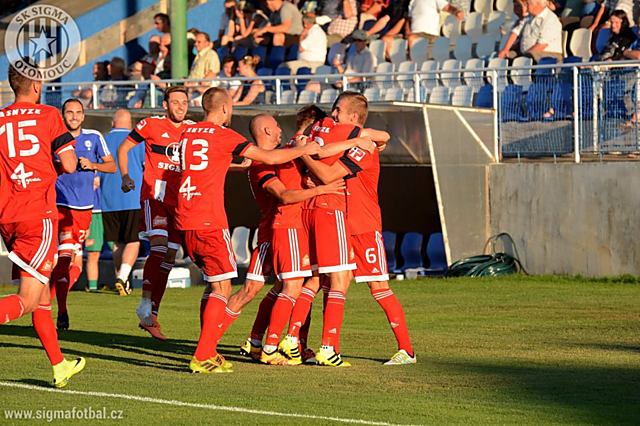 Gólová radost. Fotbalisté Sigmy Olomouc oslavují se střelcem branky Janem Štěrbou vítězný gól ve Vlašimi.