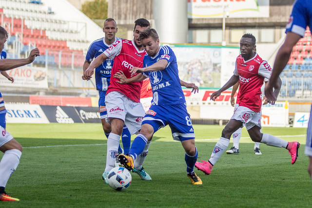 David Houska v obležení protihráčů v duelu s Pardubicemi. Potvrdí Sigma dvě výhry v řadě venku na Andráku proti Budějkám?