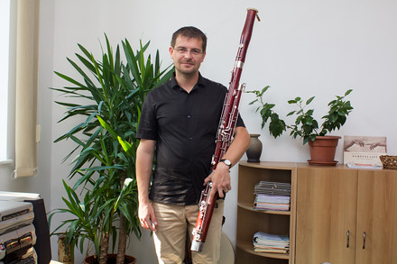Zobcová flétna a fagot - to jsou nástroje, jež ovládá Tomáš Klásek. Své místo mají i v ředitelně.