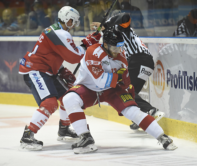 Útočník HC Olomouc Jan Knotek v domácím utkání s Pardubicemi.