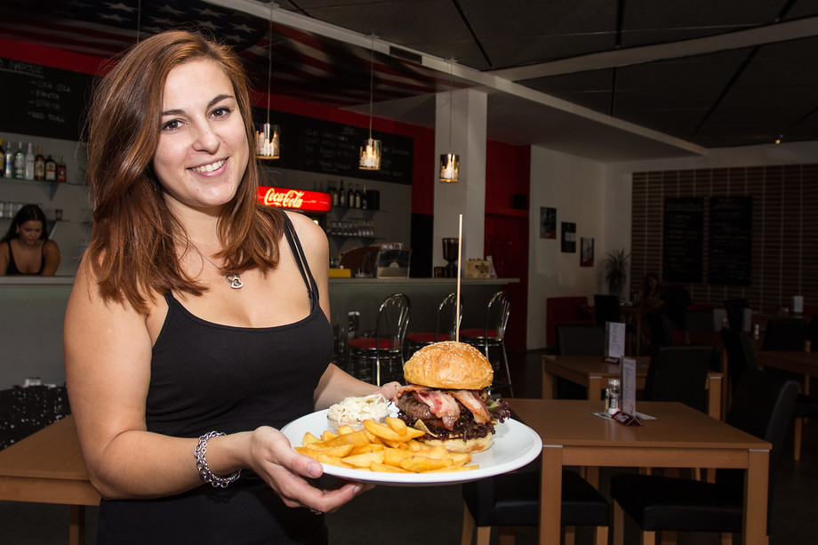 American Grill Bar láká na poctivé hamburgery, šťavnatá žebra i mexické limonády.