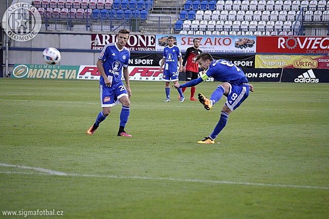 David Houska pálí z přímého kopu v pohárové duelu s Táborskem.