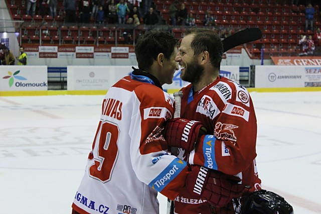 Tati, byl jsi lepší. Jakub a Lukáš Galvasovi po utkání Mory s Oceláři.  Syn Jakub musel po prohře Kohoutů s Třincem blahopřát tátovi...