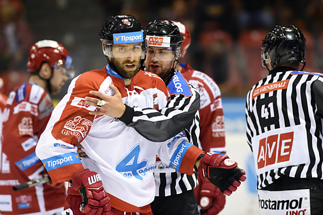 Kapitán HC Olomouc Martin Vyrůbalík hodně rozezlen na sudí v duelu s Třincem.