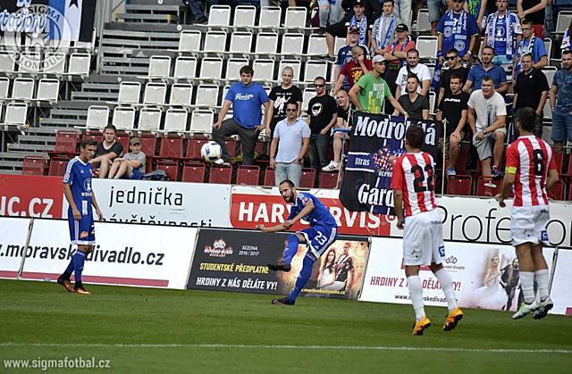 Tomáš Zahradníček centruje do pokutového území Žižkova.