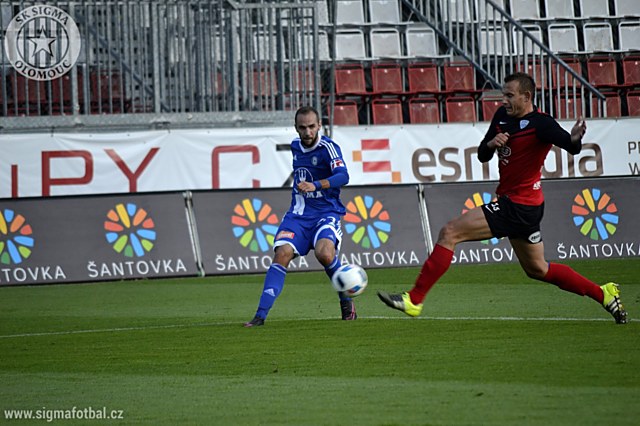 Tomáš Zahradníček centruje do pokutového území v duelu s Táborskem. V utkání zařídil záložník Sigmy druhou branku.