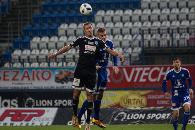 Jakub Plšek v hlavičkovém souboji s jedním hráčů Znojma. Ve 44. minutě Plša zvyšoval na 2:0.