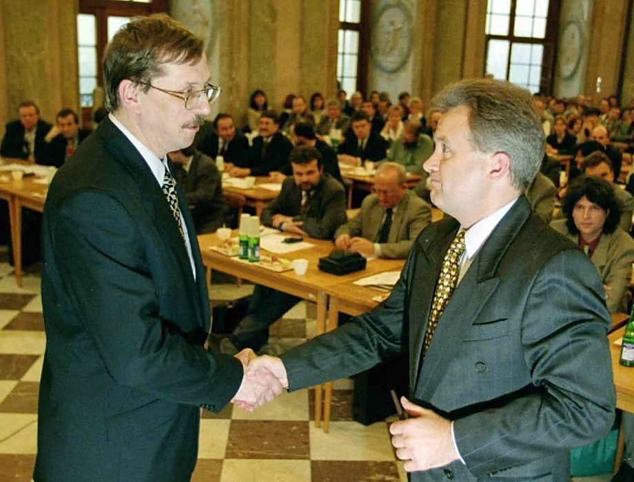 První střídání. Martin Tesařík 26. listopadu 1998 přebírá úřad primátora města Olomouce. O deset let později se odehraje podobná scéna. Ivana Kosatíka (vpravo) vystřídal Martin Tesařík i ve funkci hejtmana Olomouckého kraje.