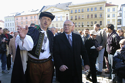 Martin Tesařík a kroj k sobě patří. Měl ho na sobě i při návštěvě prezidenta Václava Klause v roce 2004.