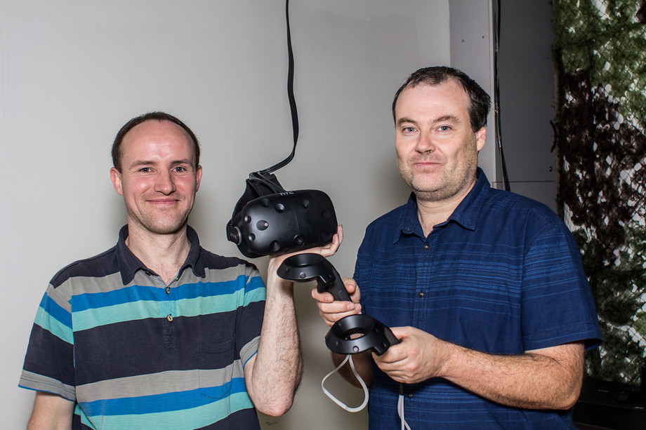 Pavel Koblížek (vpravo) a Radim Dobrý s zařízením HTC Vive. Právě to vás přenese do světa virtuální reality.