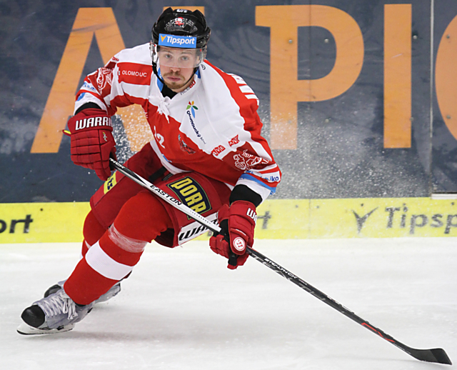 Obránce HC Olomouc Jan Jaroměřský hledal po utkání s Bílými Tygry příčiny krize Kohoutů.