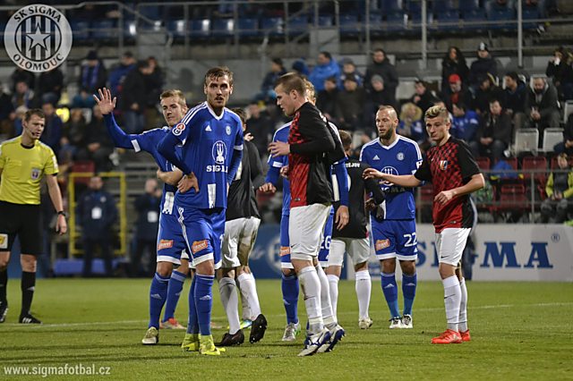Jakub Plšek se hlásí o centr při jednom z rohových kopů Sigmy. Trefil se z nich proti Prostějovu třikrát. Další góly přidal z penalty a po parádní kombinaci.