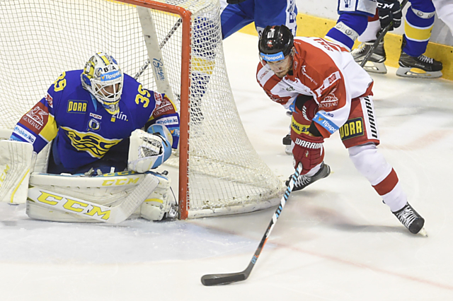František Skladaný se po objetí branky snaží překonat Libora Kašíka v brance Zlína.