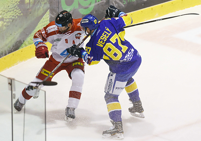 Tomáš Houdek v souboji se zlínským Ondřejem Veselým.